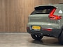 Volvo XC40 B4 Plus Dark | Trekhaak | All Season banden | Harman Kardon | Bestuurdersstoel elektrisch geheugen | Adaptieve Cruise Control | Stoel en Stuurwielverwarming | Google Infotainment | Parkeercamera | Pilot Assist | BLIS Dode Hoek Detectie | Keyless Drive | Parkeersensoren voor+achter | Passagiersstoel elektrisch | Elektrisch bedienbare achterklep | 19 Inch | Zitting verlenging voorstoelen | DAB Radio | Apple Carplay/Android Auto | Draadloos telefoon opladen | Volvo On Call met mobiele App functie | Sage Green Metallic |