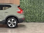 Volvo XC40 B4 Plus Dark | Trekhaak | All Season banden | Harman Kardon | Bestuurdersstoel elektrisch geheugen | Adaptieve Cruise Control | Stoel en Stuurwielverwarming | Google Infotainment | Parkeercamera | Pilot Assist | BLIS Dode Hoek Detectie | Keyless Drive | Parkeersensoren voor+achter | Passagiersstoel elektrisch | Elektrisch bedienbare achterklep | 19 Inch | Zitting verlenging voorstoelen | DAB Radio | Apple Carplay/Android Auto | Draadloos telefoon opladen | Volvo On Call met mobiele App functie | Sage Green Metallic |