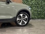 Volvo XC40 B4 Plus Dark | Trekhaak | All Season banden | Harman Kardon | Bestuurdersstoel elektrisch geheugen | Adaptieve Cruise Control | Stoel en Stuurwielverwarming | Google Infotainment | Parkeercamera | Pilot Assist | BLIS Dode Hoek Detectie | Keyless Drive | Parkeersensoren voor+achter | Passagiersstoel elektrisch | Elektrisch bedienbare achterklep | 19 Inch | Zitting verlenging voorstoelen | DAB Radio | Apple Carplay/Android Auto | Draadloos telefoon opladen | Volvo On Call met mobiele App functie | Sage Green Metallic |