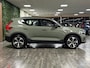 Volvo XC40 B4 Plus Dark | Trekhaak | All Season banden | Harman Kardon | Bestuurdersstoel elektrisch geheugen | Adaptieve Cruise Control | Stoel en Stuurwielverwarming | Google Infotainment | Parkeercamera | Pilot Assist | BLIS Dode Hoek Detectie | Keyless Drive | Parkeersensoren voor+achter | Passagiersstoel elektrisch | Elektrisch bedienbare achterklep | 19 Inch | Zitting verlenging voorstoelen | DAB Radio | Apple Carplay/Android Auto | Draadloos telefoon opladen | Volvo On Call met mobiele App functie | Sage Green Metallic |