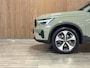 Volvo XC40 B4 Plus Dark | Trekhaak | All Season banden | Harman Kardon | Bestuurdersstoel elektrisch geheugen | Adaptieve Cruise Control | Stoel en Stuurwielverwarming | Google Infotainment | Parkeercamera | Pilot Assist | BLIS Dode Hoek Detectie | Keyless Drive | Parkeersensoren voor+achter | Passagiersstoel elektrisch | Elektrisch bedienbare achterklep | 19 Inch | Zitting verlenging voorstoelen | DAB Radio | Apple Carplay/Android Auto | Draadloos telefoon opladen | Volvo On Call met mobiele App functie | Sage Green Metallic |