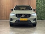 Volvo XC40 B4 Plus Dark | Trekhaak | All Season banden | Harman Kardon | Bestuurdersstoel elektrisch geheugen | Adaptieve Cruise Control | Stoel en Stuurwielverwarming | Google Infotainment | Parkeercamera | Pilot Assist | BLIS Dode Hoek Detectie | Keyless Drive | Parkeersensoren voor+achter | Passagiersstoel elektrisch | Elektrisch bedienbare achterklep | 19 Inch | Zitting verlenging voorstoelen | DAB Radio | Apple Carplay/Android Auto | Draadloos telefoon opladen | Volvo On Call met mobiele App functie | Sage Green Metallic |