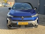 Renault Captur 1.6 E-Tech full hybrid 145 esprit Alpine Automaat / Fabrieksgarantie tot 07-2027 < 100.000 km** / Schuifdak / Camera 360° /Stuur-, stoel- en voorruitverwarming / Adaptieve CC / Parkeer assistent / Navigatie / Apple Carplay Android / LM 18" wielen / 18" LM wielen met All Season banden /