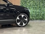 Volvo EX30 Single Motor Extended Range Ultra 69 kWh | 99% SoH | 360° 3D Camera | Stoel en Stuurwielverwarming | Panoramadak | Harman Kardon | Elektrische voorstoelen | Adaptieve Cruise Control | Pilot Assist | BLIS Dode Hoek Detectie | Keyless Drive | Parkeersensoren voor+achter | 20 Inch | Privacy Glass | Google Infotainment | Elektrisch bedienbare achterklep | Electronic Climate Control 2-Zone | Indigo - Textiel / Nordico bekleding | Warmtepomp | Apple Carplay | Volvo On Call met mobiele App functie | Onyx Black Metallic |
