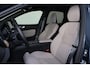 Volvo XC60 T6 Plug-in hybrid AWD Plus Dark - Panorama/schuifdak - IntelliSafe Assist & Surround - Parkeercamera - Verwarmde voorstoelen, stuur & achterbank - Parkeersensoren voor & achter - Elektr. bedienb. voorstoelen met geheugen - Draadloze tel. lader - 21' LMV