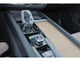 Volvo XC60 T6 Plug-in hybrid AWD Plus Dark - Panorama/schuifdak - IntelliSafe Assist & Surround - Parkeercamera - Verwarmde voorstoelen, stuur & achterbank - Parkeersensoren voor & achter - Elektr. bedienb. voorstoelen met geheugen - Draadloze tel. lader - 21' LMV