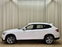 BMW X1 sDrive18i Facelift / Afn. Trekhaak / Navigatie / Cruise / Stoelverwarming / PDC / 17'' LMV