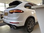 Porsche Cayenne 3.0 S E-Hybrid/NL Auto/NAP/Panoramadak/Navigatie/Parkeerassistent/Luxe Ledere Stoelen met Stoelverwarming&Elektr./Achterklep&Trekhaak Elektr./21 Inch Lmv