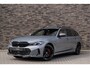 BMW 3-Serie Touring 330e xDrive | M-Sport | Live Cockpit | Panorama | Leder | Memory | HiFi | Trekhaak | 19"LM | Frozen Pure Grey