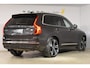 Volvo XC90 T8 455PK Recharge AWD Ultimate Bright / Luchtvering / Bowers & Wilkins / Schuif-kanteldak / 360 Camera / Head Up Display / Nappaleder met ventilatie / Massagefunctie / Gelamineerde zijruiten / 22'' Velgen / Trekhaak /  Stoelverwarming / Stuurverwarming
