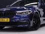 BMW 5-Serie Touring 520i M Sport [SCHUIFKANTELDAK, CRUISE CONTROL, BLUETOOTH TELEFOON, HUD, ACHTERUITRIJCAMERA, PDC V+A, STOELVERWARMING, BMW ADAPTIVE LED, NIEUWSTAAT]