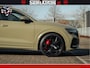 Audi RS Q8 RSQ8 600PK 4.0 TFSI | MATT OLIVE GREEN | QUATTRO | MEGA VOLLE RSQ8 | BANG & OLUFSEN | HUD | 4 WIELBESTURING | 23 INCH AUDI SPORT WHEELS | RS BEKLEDING ZWART | PANO | SOFTCLOSE | De Lamborghini Urus en Audi RS Q8 zijn beide supersnelle SUV's met dezelfde basis (4.0L V8 twin-turbo motor van de VW Group)