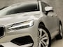 Volvo V60 2.0 B3 Momentum Sport 177Pk Automaat (APPLE CARPLAY, GROOT NAVI, GETINT GLAS, SPORTSTOELEN, PARKEERSENSOREN, DAKRAILS ZWART, LANE ASSIST, NIEUWE APK, NIEUWSTAAT)