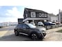 Peugeot 2008 130 Pk * AUTOMAAT * Allure * 3D Instrumentenpaneel * 1/2 Lederen Interieur * Achteruitrij Parkeer Camera * Climate & Cruise Control * Dubbel verchroomde Uitlaat * G-Force Meter * Navigatie & Spotify via  Apple Carplay /  Vingerhoets; Vierde Generatie Eersteklas Service. Al meer dan 100 jaar een begrip in de Brabantse Kempen.
