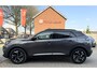 Peugeot 2008 130 Pk * AUTOMAAT * Allure * 3D Instrumentenpaneel * 1/2 Lederen Interieur * Achteruitrij Parkeer Camera * Climate & Cruise Control * Dubbel verchroomde Uitlaat * G-Force Meter * Navigatie & Spotify via  Apple Carplay /  Vingerhoets; Vierde Generatie Eersteklas Service. Al meer dan 100 jaar een begrip in de Brabantse Kempen.