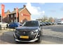 Peugeot 2008 130 Pk * AUTOMAAT * Allure * 3D Instrumentenpaneel * 1/2 Lederen Interieur * Achteruitrij Parkeer Camera * Climate & Cruise Control * Dubbel verchroomde Uitlaat * G-Force Meter * Navigatie & Spotify via  Apple Carplay /  Vingerhoets; Vierde Generatie Eersteklas Service. Al meer dan 100 jaar een begrip in de Brabantse Kempen.