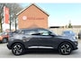 Peugeot 2008 130 Pk * AUTOMAAT * Allure * 3D Instrumentenpaneel * 1/2 Lederen Interieur * Achteruitrij Parkeer Camera * Climate & Cruise Control * Dubbel verchroomde Uitlaat * G-Force Meter * Navigatie & Spotify via  Apple Carplay /  Vingerhoets; Vierde Generatie Eersteklas Service. Al meer dan 100 jaar een begrip in de Brabantse Kempen.