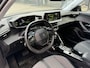 Peugeot 2008 130 Pk * AUTOMAAT * Allure * 3D Instrumentenpaneel * 1/2 Lederen Interieur * Achteruitrij Parkeer Camera * Climate & Cruise Control * Dubbel verchroomde Uitlaat * G-Force Meter * Navigatie & Spotify via  Apple Carplay /  Vingerhoets; Vierde Generatie Eersteklas Service. Al meer dan 100 jaar een begrip in de Brabantse Kempen.