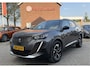 Peugeot 2008 130 Pk * AUTOMAAT * Allure * 3D Instrumentenpaneel * 1/2 Lederen Interieur * Achteruitrij Parkeer Camera * Climate & Cruise Control * Dubbel verchroomde Uitlaat * G-Force Meter * Navigatie & Spotify via  Apple Carplay /  Vingerhoets; Vierde Generatie Eersteklas Service. Al meer dan 100 jaar een begrip in de Brabantse Kempen.