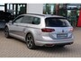 Volkswagen Passat 1.4 TSI PHEV GTE Business 156PK / 115kW wegklapbare trekhaak LED matrix 18" LMV boneville area view zwarte hemel digital cockpit pro elektrische achterklep achteruitrijcamera stoelverwarmin park assist side assist 230 volt middenconsole draadloos telefoonladen volledig dealer onderhouden dynamische richtingaanwijzers ACC travel assist