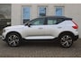 Volvo XC40 T4 Automaat R-Design | Nappa Leder Nubuck bekleding | 20-Inch 5-Dubbel Spaaks Matt Black Diamond Cut Lichtmetalen velgen + banden | Park Assist Camera achter | 1e Eigenaar | 100% Dealeronderhouden | Sensus Navigatie | Park Assist Pilot met Park Assist voor