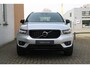 Volvo XC40 T4 Automaat R-Design | Nappa Leder Nubuck bekleding | 20-Inch 5-Dubbel Spaaks Matt Black Diamond Cut Lichtmetalen velgen + banden | Park Assist Camera achter | 1e Eigenaar | 100% Dealeronderhouden | Sensus Navigatie | Park Assist Pilot met Park Assist voor