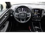 Volvo XC40 T4 Automaat R-Design | Nappa Leder Nubuck bekleding | 20-Inch 5-Dubbel Spaaks Matt Black Diamond Cut Lichtmetalen velgen + banden | Park Assist Camera achter | 1e Eigenaar | 100% Dealeronderhouden | Sensus Navigatie | Park Assist Pilot met Park Assist voor