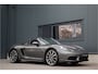 Porsche 718 Boxster 2.0 | 300PK | Porsche Approved 2028 | PPF Neus | Stoelverwarming | Cruise Control |Dealer OH | Stuurverwarming | Dab+ | Carrera 20" | € 110.613 N.P | Garagedeuropener | AppleCarplay | PDC.