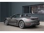 Porsche 718 Boxster 2.0 | 300PK | Porsche Approved 2028 | PPF Neus | Stoelverwarming | Cruise Control |Dealer OH | Stuurverwarming | Dab+ | Carrera 20" | € 110.613 N.P | Garagedeuropener | AppleCarplay | PDC.