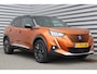 Peugeot e-2008 50KWH 136PK GT PACK AUTOMAAT / NAVI / LEDER / CLIMA / PDC / 18" LMV / CAMERA / PANO. DAK / ALCANTARA / KEYLESS / FULL-LED / FULL OPTIONS / 1E EIGENAAR / NIEUWSTAAT !!