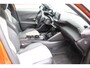 Peugeot e-2008 50KWH 136PK GT PACK AUTOMAAT / NAVI / LEDER / CLIMA / PDC / 18" LMV / CAMERA / PANO. DAK / ALCANTARA / KEYLESS / FULL-LED / FULL OPTIONS / 1E EIGENAAR / NIEUWSTAAT !!