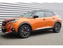 Peugeot e-2008 50KWH 136PK GT PACK AUTOMAAT / NAVI / LEDER / CLIMA / PDC / 18" LMV / CAMERA / PANO. DAK / ALCANTARA / KEYLESS / FULL-LED / FULL OPTIONS / 1E EIGENAAR / NIEUWSTAAT !!