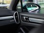 Porsche Cayenne 3.0 E-Hybrid Platinum Edition | SPORTDESIGN | SPORTCHRONO | MOONLIGHTBLUE | ELEKTR. TREKHAAK | SOFTCLOSE | ADAPTIVE CRUISE CONTROL | HEAD-UP | BOSE | 22 INCH | PASM LUCHTVERING | PANORAMA/SCHUIF-KANTELDAK | 18-WEG STOELEN |