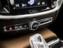 Volvo V60 2.0 T8 Twin Engine AWD R-Design 392Pk Automaat (PANORAMADAK, STOELVENTILATIE, HEAD-UP DISPLAY, MEMORY SEATS, MASSAGE, CAMERA, GETINT GLAS, TREKHAAK, APPLE CARPLAY, NIEUWE APK, NIEUWSTAAT)