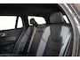 Volvo V60 T6 Recharge AWD Plus Dark - IntelliSafe Assist & Surround - 360º Camera - Harman/Kardon audio - Verwarmde voorstoelen, stuur & achterbank - Parkeersensoren voor & achter - Elektr. bedienb. voorstoelen met geheugen - Elektr. inklapbare trekhaak - 18' LMV