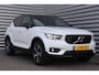 Volvo XC40 1.5 T5 RECHARGE 263PK R-DESIGN AUTOMAAT / NAVI / LEDER / CLIMA / FULL-LED / 19" LMV / PARELMOER / KEYLESS / HARMAN KARDON / PANO. DAK / ADAPT. CRUISE / 1E EIGENAAR / NIEUWSTAAT !!