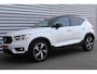 Volvo XC40 1.5 T5 RECHARGE 263PK R-DESIGN AUTOMAAT / NAVI / LEDER / CLIMA / FULL-LED / 19" LMV / PARELMOER / KEYLESS / HARMAN KARDON / PANO. DAK / ADAPT. CRUISE / 1E EIGENAAR / NIEUWSTAAT !!