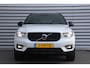 Volvo XC40 1.5 T5 RECHARGE 263PK R-DESIGN AUTOMAAT / NAVI / LEDER / CLIMA / FULL-LED / 19" LMV / PARELMOER / KEYLESS / HARMAN KARDON / PANO. DAK / ADAPT. CRUISE / 1E EIGENAAR / NIEUWSTAAT !!