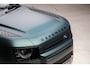 Land Rover Defender 110 P300e 110 X-Dynamic SE | HNP € 124.424,- | 6-Zits | Elec Trekhaak | Mat Groene wrap | Octa Style Velgen