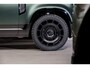 Land Rover Defender 110 P300e 110 X-Dynamic SE | HNP € 124.424,- | 6-Zits | Elec Trekhaak | Mat Groene wrap | Octa Style Velgen