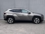 Hyundai Tucson 1.6 T-GDI HEV Comfort Smart Automaat / Dealer onderhouden / Afneembare trekhaak 1.650 kg / Elektrische klep / Adaptieve CC / Stuur- & stoelverwarming  / Navigatie / Camera / Apple Carplay Android / 19" LM + all season banden /