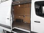Mercedes-Benz Sprinter 317 CDI | Aut. | L2 H2 | Pro | Navigatie | Spiegelpakket | Verwarmde Comfort Chauffeursstoel en Bijrijdersbank | Achterdeuren 270 Graden | Airco | Cruisecontrol | Dodehoekassistent | Parkeerpakket met Achteruitrijcamera | Certified |
