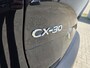 Mazda CX-30 2.5 e-SkyActiv-G M Hybrid Homura | Dodehoeksensoren | Draadloze Applecarplay en Android Auto | Adaptieve Cruise Control | Automaat | 18inch zwarte velgen | Achteruitrijcamera | Elektrische achterklep |