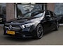 Mercedes-Benz A-klasse 180 AMG Line PANO SFEERVERL. LEER/ALCANTARA WIDESCREEN STOELVERW. ZWARTE-HEMEL CAMERA DAB CRUISE CLIMA NAVI 2XPDC 18''LMV NAP