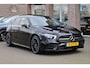 Mercedes-Benz A-klasse 180 AMG Line PANO SFEERVERL. LEER/ALCANTARA WIDESCREEN STOELVERW. ZWARTE-HEMEL CAMERA DAB CRUISE CLIMA NAVI 2XPDC 18''LMV NAP