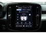 Volvo XC40 2.0 B4 Mild Hybrid Plus Dark | Verwarmbare Voorruit | Trekhaak | Elektrische Achterklep | Adaptieve Cruise Control Met Pilot Assist | BLIS Dodehoekdetectie | Harman/Kardon Audiosysteem | Elektrisch Verstelbare Voorstoelen Met Geheugen | Keyless Entruy | 18 Inch Lichtmetalen Velgen | Achteruitrijcamera | Parkeersensoren Voor & Achter | Textiel City Block Melange Grey/Charcoal Bekleding