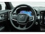Volvo XC40 2.0 B4 Mild Hybrid Plus Dark | Verwarmbare Voorruit | Trekhaak | Elektrische Achterklep | Adaptieve Cruise Control Met Pilot Assist | BLIS Dodehoekdetectie | Harman/Kardon Audiosysteem | Elektrisch Verstelbare Voorstoelen Met Geheugen | Keyless Entruy | 18 Inch Lichtmetalen Velgen | Achteruitrijcamera | Parkeersensoren Voor & Achter | Textiel City Block Melange Grey/Charcoal Bekleding
