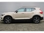 Volvo XC40 2.0 B4 Mild Hybrid Plus Dark | Verwarmbare Voorruit | Trekhaak | Elektrische Achterklep | Adaptieve Cruise Control Met Pilot Assist | BLIS Dodehoekdetectie | Harman/Kardon Audiosysteem | Elektrisch Verstelbare Voorstoelen Met Geheugen | Keyless Entruy | 18 Inch Lichtmetalen Velgen | Achteruitrijcamera | Parkeersensoren Voor & Achter | Textiel City Block Melange Grey/Charcoal Bekleding