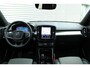 Volvo XC40 2.0 B4 Mild Hybrid Plus Dark | Verwarmbare Voorruit | Trekhaak | Elektrische Achterklep | Adaptieve Cruise Control Met Pilot Assist | BLIS Dodehoekdetectie | Harman/Kardon Audiosysteem | Elektrisch Verstelbare Voorstoelen Met Geheugen | Keyless Entruy | 18 Inch Lichtmetalen Velgen | Achteruitrijcamera | Parkeersensoren Voor & Achter | Textiel City Block Melange Grey/Charcoal Bekleding