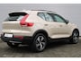 Volvo XC40 2.0 B4 Mild Hybrid Plus Dark | Verwarmbare Voorruit | Trekhaak | Elektrische Achterklep | Adaptieve Cruise Control Met Pilot Assist | BLIS Dodehoekdetectie | Harman/Kardon Audiosysteem | Elektrisch Verstelbare Voorstoelen Met Geheugen | Keyless Entruy | 18 Inch Lichtmetalen Velgen | Achteruitrijcamera | Parkeersensoren Voor & Achter | Textiel City Block Melange Grey/Charcoal Bekleding